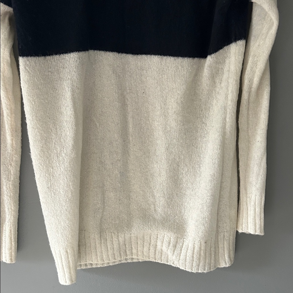 GAP Women's Black and Cream Color Block Sweater - Picture 3 of 5